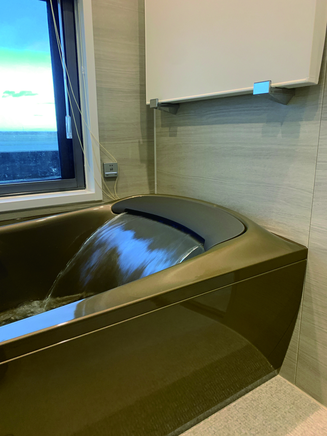 たっぷりの水流にほぐされる「楽湯」機能で肩・腰や全身へ深いリラックス感を。
