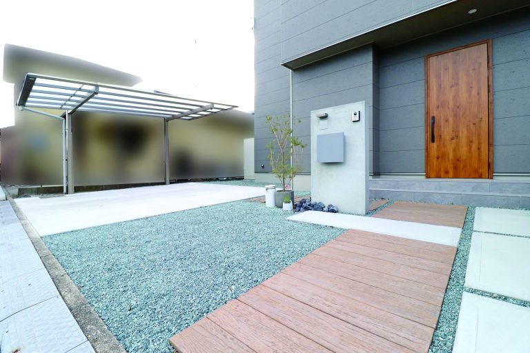 新築外構　モルタル×木調