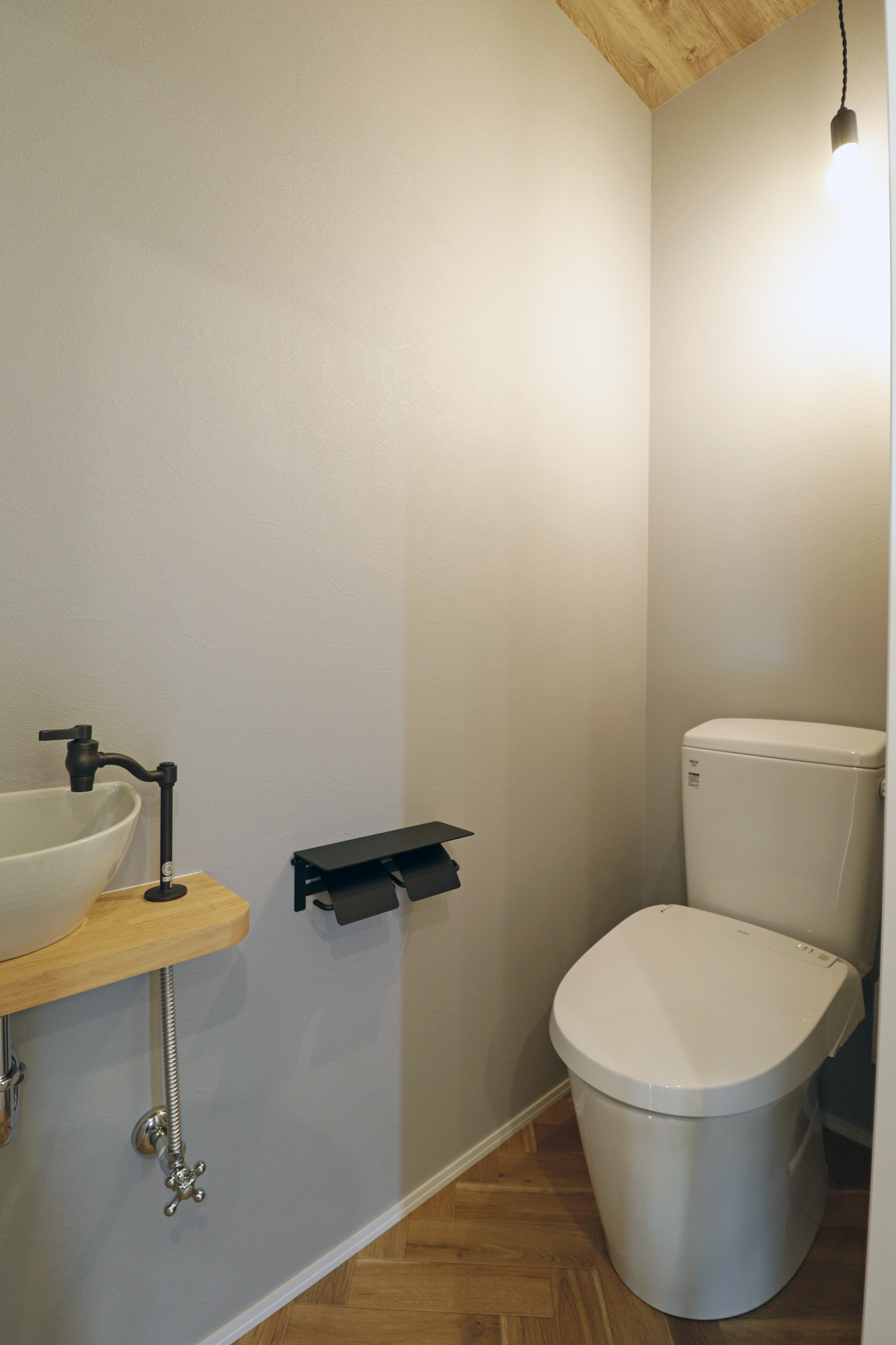 木調クロスとこだわり照明がアクセントに。